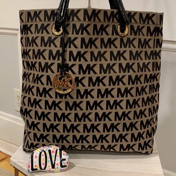 Michael Kors Oversized Logo Tote - Picture 2 of 13